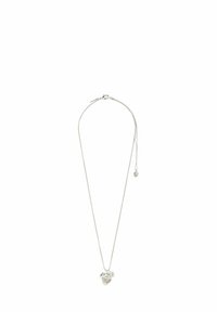 Sidabrinė metalinė grandinėlė su širdelės formos pakabuku, turinčiu sudėtingą ornamentiką, ir mažu žavesiu, pritvirtintu šalia užsegimo.
