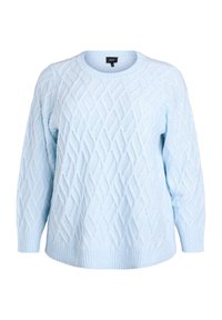 Hellblauer gestrickter Pullover mit einem strukturierten Rautenmuster, Rundhalsausschnitt und gerippten Bündchen sowie Saum. Das Material wirkt weich und dehnbar.