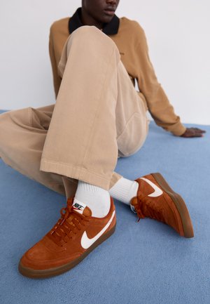 KILLSHOT  - Zapatillas - dark russet/phantom/gum medium brown/black/safety orange/summit white