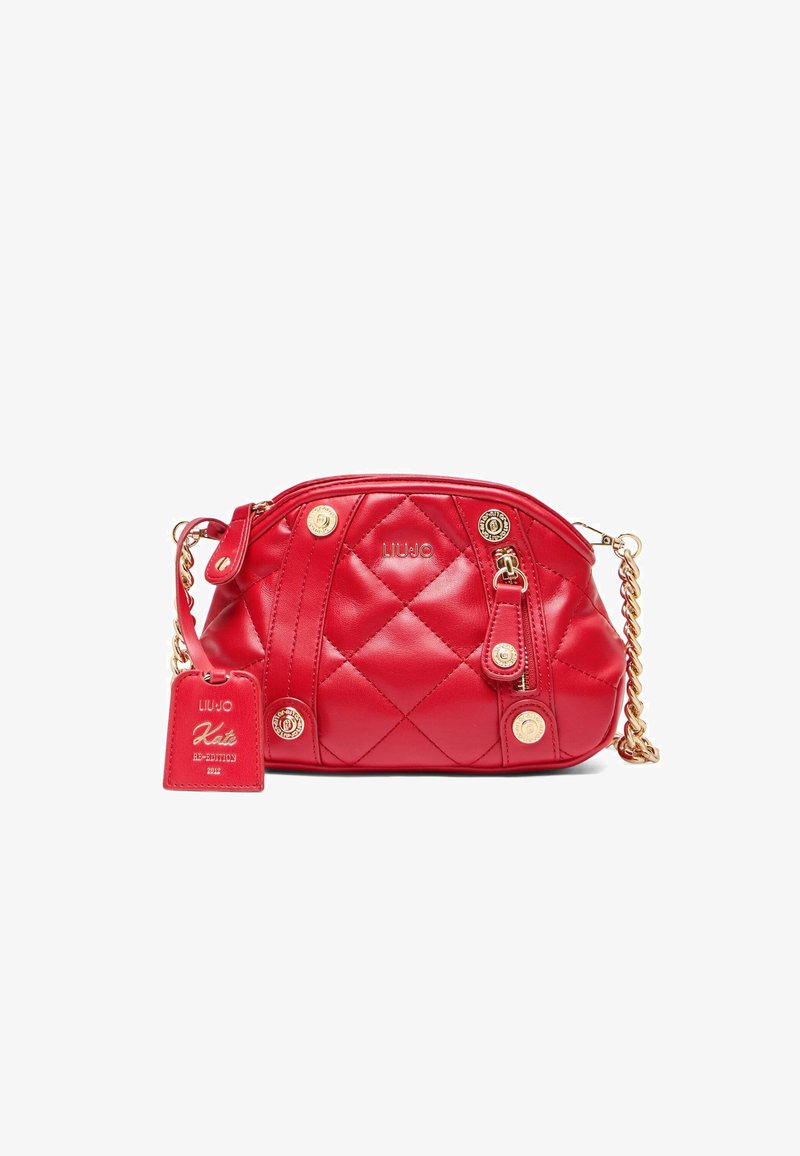 Bolso de mano acolchado de cuero rojo con herrajes dorados, una correa de cadena para el hombro y una etiqueta extraíble con detalles de la marca.