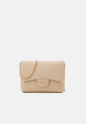 Sac bandoulière en cuir beige avec une chaîne dorée et un fermoir à anneaux dorés entrelacés sur le rabat avant.