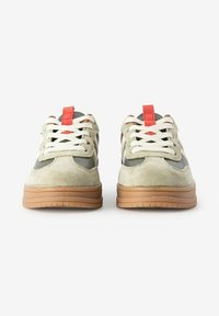 Baskets avec une tige en daim gris clair, des accents en cuir vert, un onglet au talon rouge et une semelle en caoutchouc beige dotée d'une texture grip.