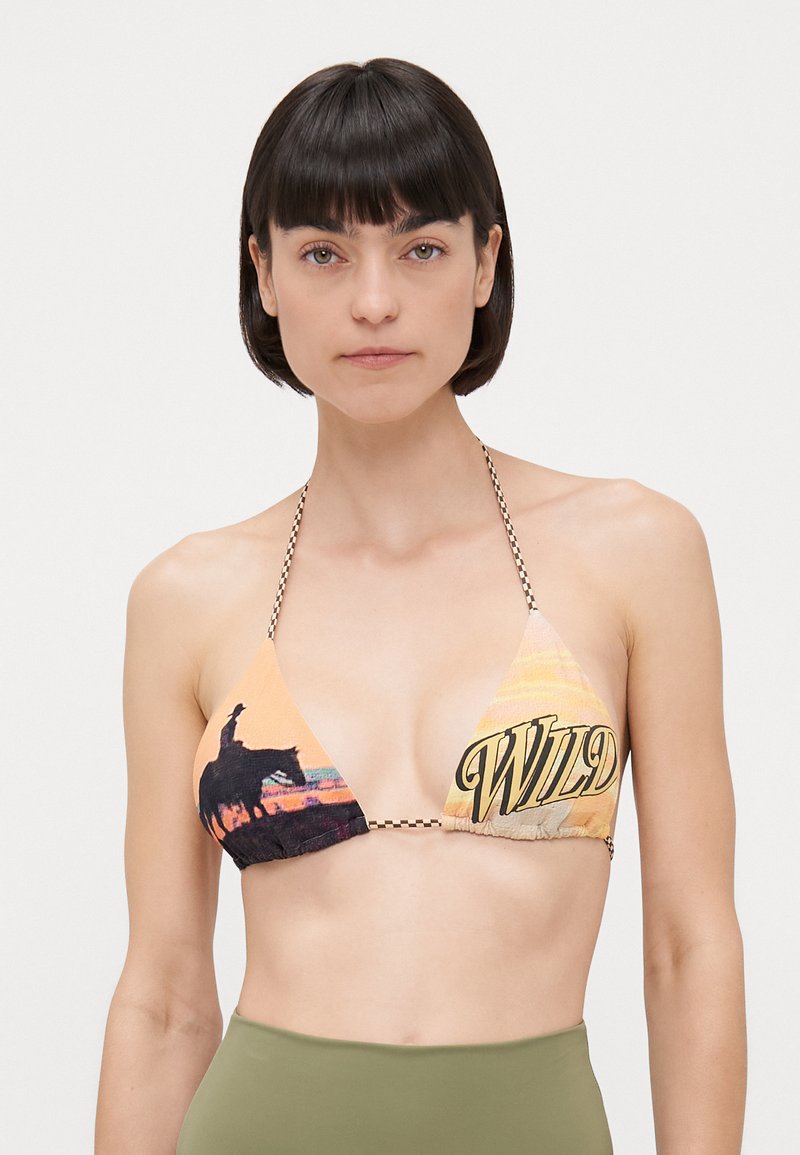 Top bikini triangolare con una stampa grafica che raffigura la silhouette di un cavallo e la parola "WILD", completato da una tracolla a catena. I colori sono arancione e giallo.