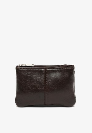 Tamnosmeđa kožna torbica s patentnim zatvaračem, koja ima teksturiranu površinu i kontrastne šavove uz sredinu. Kompaktni dizajn.