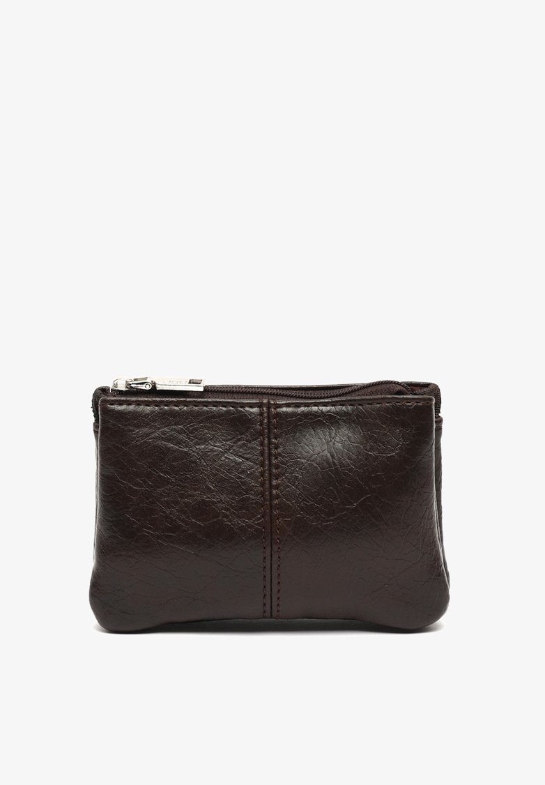 Ciemnobrązowa skórzana saszetka z zamkiem błyskawicznym, z teksturowaną powierzchnią i kontrastującym przeszyciem wzdłuż środka. Kompaktowy design.