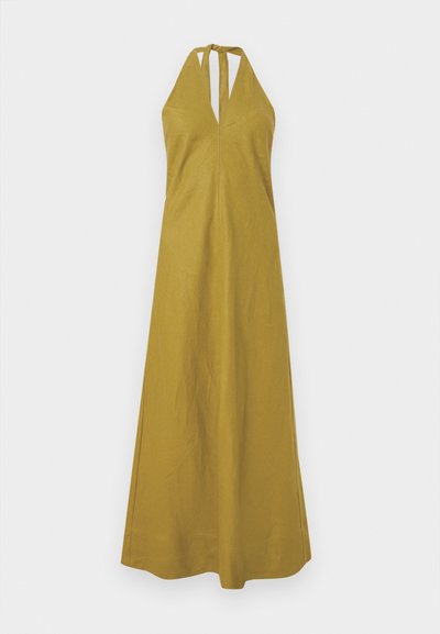 Robe longue sans manches jaune moutarde à col licou avec un profond décolleté en V à l'avant et une fermeture à nouer dans le dos.