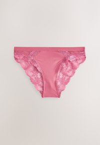 Pink dameundertøj med glat frontpanel og blomsterblonde detaljer på siderne og bagpå, på en ensartet lys baggrund.