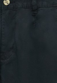 Černé kalhoty s hladkou texturou, vybavené zapínáním na jeden knoflík, přední kapsou a jemnými šicími detaily.