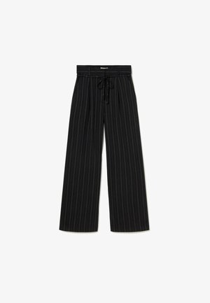 Pantalones negros de pierna ancha con rayas verticales finas, cintura con cordón, pliegues delanteros y una textura de tela lisa.