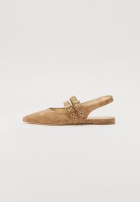 Scarpe slingback in suede tan con punta a forma di freccia, dotate di due cinturini decorativi con fibbia e suole piatte, texture liscia e design minimalista.