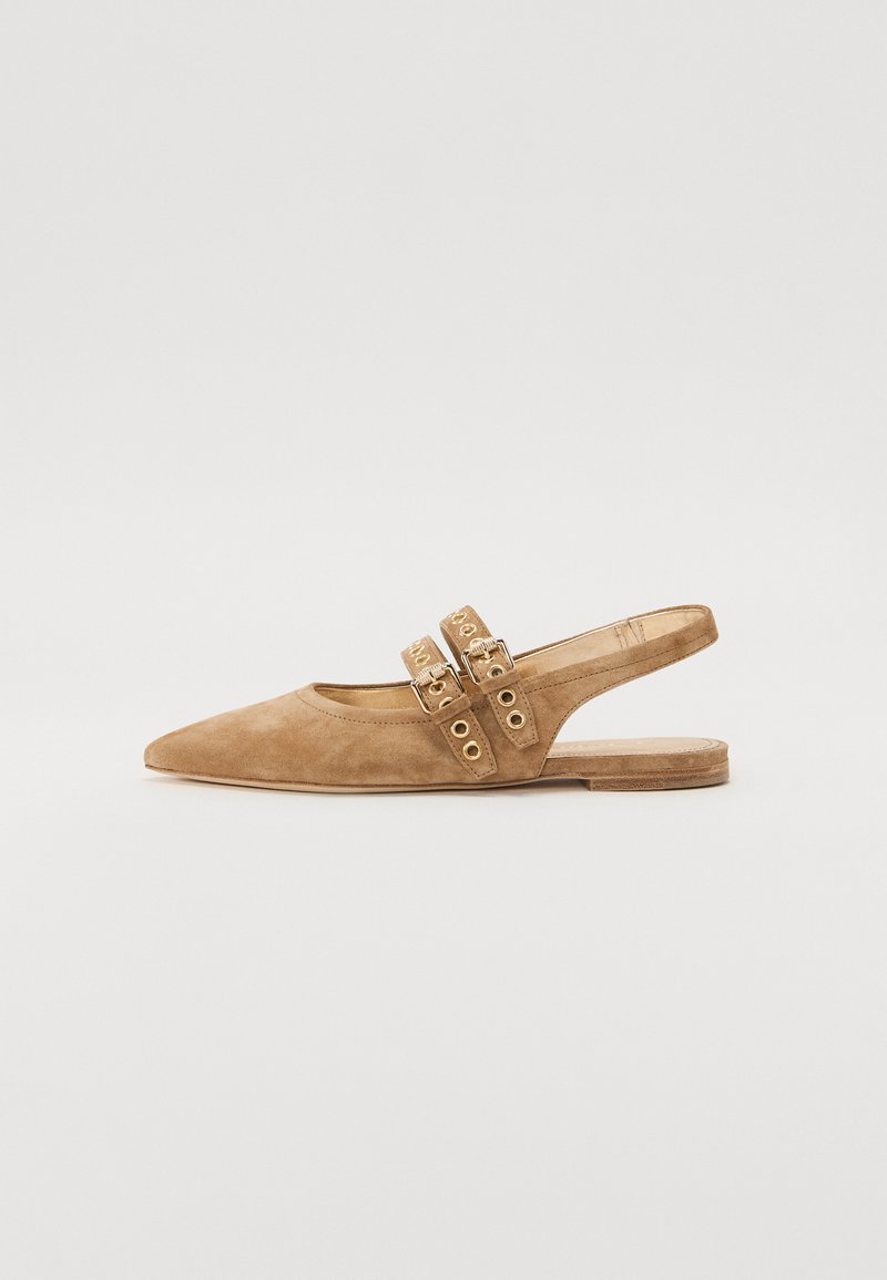 Zamszowe brązowe buty typu slingback z wysmuklonym noskiem, wyposażone w dwa dekoracyjne paski z klamrami oraz płaską podeszwę, gładką teksturę i minimalistyczny design.