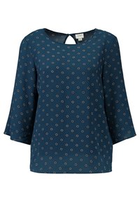 Blusa azul con estampado de pequeñas flores en blanco y negro, escote redondo, mangas de tres cuartos y cierre de botón en forma de llave en la parte posterior.