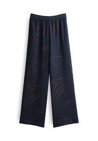 Pantalons larges en tissu bleu marine avec une finition texturée, présentant des motifs abstraits marron et une taille élastique pour plus de confort.