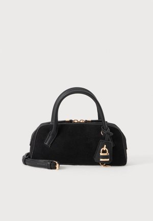 Schwarze Lederhandtasche mit abgerundeten Griffen, goldenem Reißverschluss, abnehmbarem Schultergurt und einem hängenden goldenen Vorhängeschloss-Anhänger.