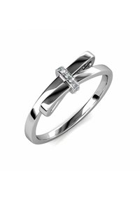 Anello in argento con un design elegante caratterizzato da bande intersecate e una fila di piccole gemme su una delle bande. Superficie liscia e lucida.