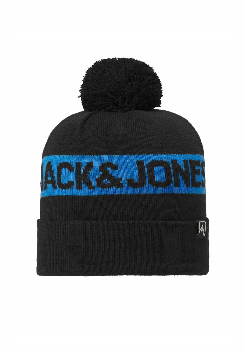 Zwarte gebreide beanie met een blauwe streep waarop de tekst "JACK & JONES" staat en een zwarte pompon bovenop.