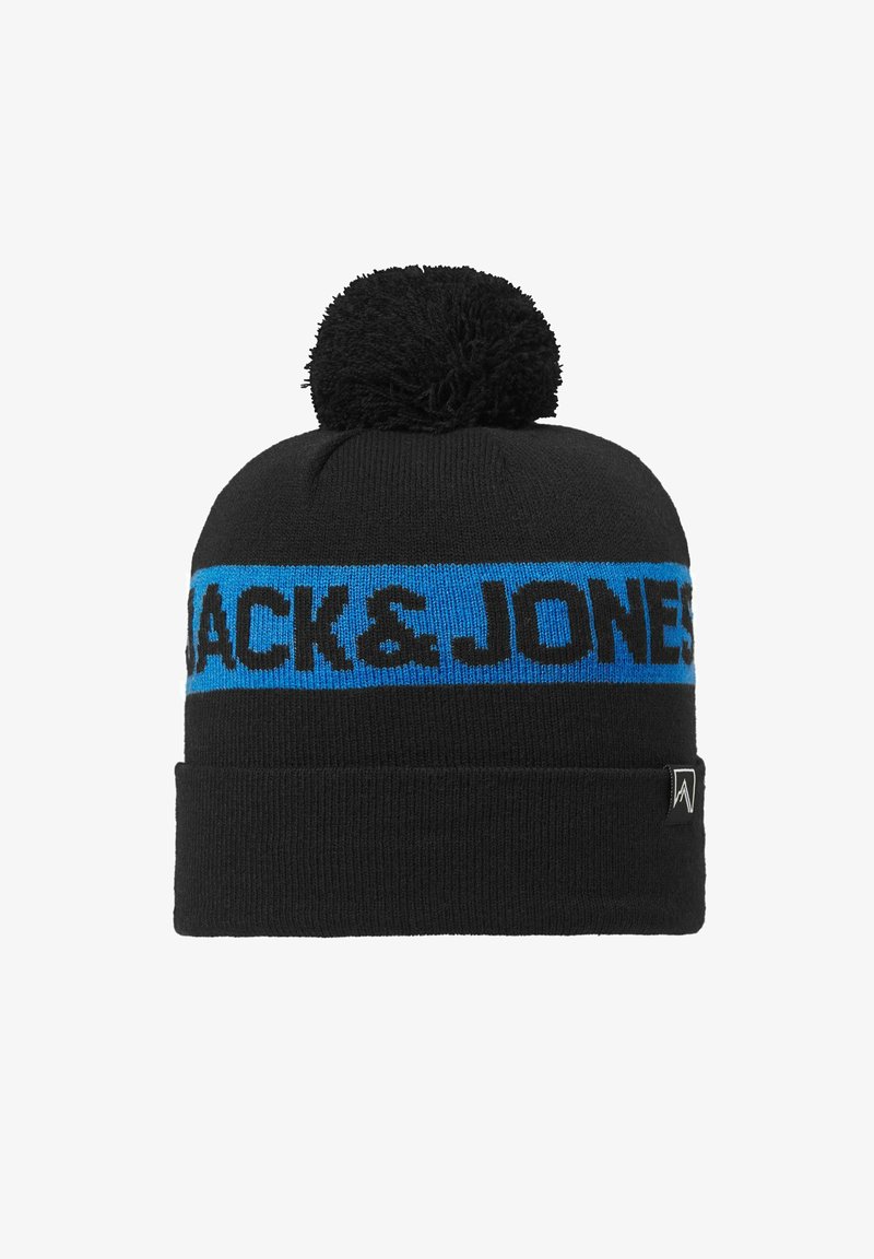 Zwarte gebreide beanie met een blauwe streep waarop de tekst "JACK & JONES" staat en een zwarte pompon bovenop.