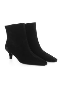Zwarte enkellaarsjes van zacht suede, met een spitse neus en een bescheiden hak, met een glad, naadloos ontwerp en zonder zichtbare hardware.