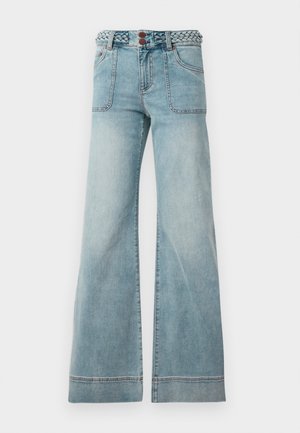 Jeans de tiro alto de pierna ancha en azul claro con bolsillos frontales de parche y un cinturón trenzado de denim, exhibidos sobre un fondo blanco.