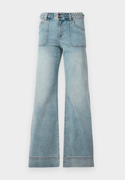 Jeans a vita alta di colore blu chiaro, con gambe larghe e tasche anteriori applicate, accompagnati da una cintura in denim intrecciata, esposti su uno sfondo bianco.