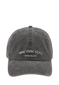 Szürke baseball sapka hímzett "NEW YORK CITY" felirattal a "BROOKLYN" fölött. Tartós anyag, ívelt karima és hat paneles kialakítás.