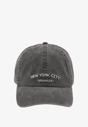 Siva bejzbol kapa z vezenim napisom "NEW YORK CITY" nad "BROOKLYN." Trajna tkanina, zakrivljen vizir in šestpanelna zasnova.