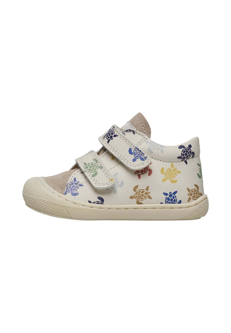 Scarpe per bambini con una tomaia in pelle bianca, caratterizzate da un motivo colorato di tartarughe in blu, verde e giallo, con accenti in suede beige e chiusure in Velcro.
