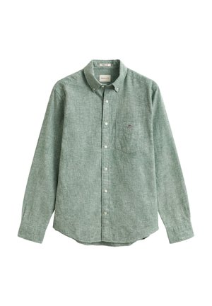 Chemise verte à boutons en tissu texturé, avec une poche poitrine et un détail de logo subtil, manches longues et col classique.