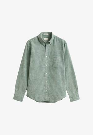 Chemise verte à boutons en tissu texturé, avec une poche poitrine et un détail de logo subtil, manches longues et col classique.