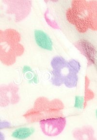 Fleece sega ar baltu fonu un krāsainiem ziedu rakstiem rozā, lavandas un zaļa krāsā, ar vārdu "JoJo" izšūtu baltā krāsā.