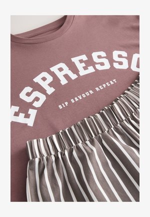 Fialové bavlnené tričko s bielym textom "ESPRESSO SIP SAVOUR REPEAT" a sivou pruhovanou látkou s elastickým pásom v spodnej časti.