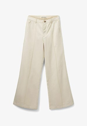 Pantalones de pierna ancha beige con pliegues delanteros, trabillas para cinturón, cierre de botón y bolsillos laterales sobre un fondo blanco.