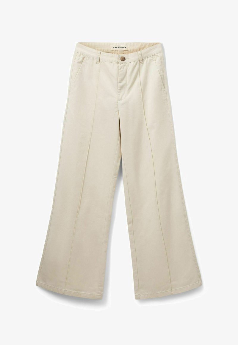 Bež hlače širokega kroja z zunanjimi gubami, zankami za pas, gumbom za zapiranje in stranskimi žepi na belem ozadju.
