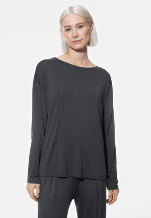 Dunkelgraues Langarmshirt mit lockerer Passform, Rundhalsausschnitt, glatter Textur und weiten, abgesenkten Schultern, kombiniert mit passenden Hosen.