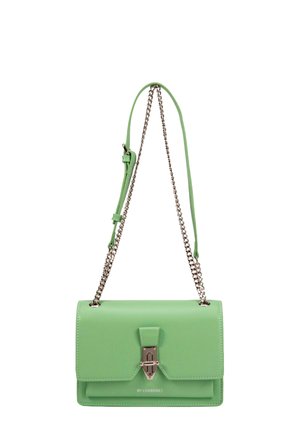 Sac d'épaule en cuir vert avec des anses en chaîne argentée et un fermoir métallique triangulaire sur le rabat avant.