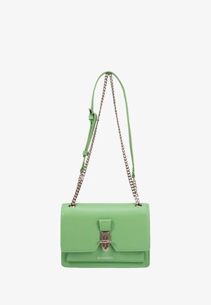 Sac d'épaule en cuir vert avec des anses en chaîne argentée et un fermoir métallique triangulaire sur le rabat avant.