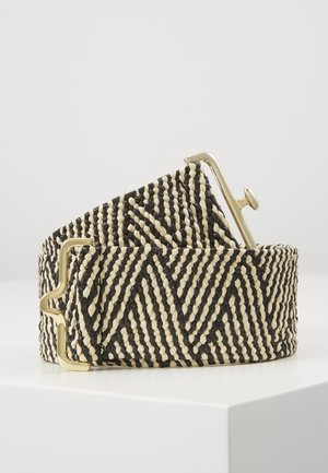 Ceinture tissée noire et beige avec motif géométrique et boucle rectangulaire dorée sur surface blanche.