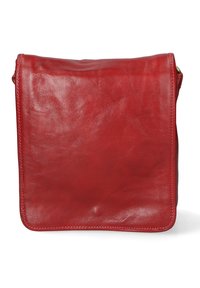 Rød læder crossbody-taske med en glat tekstur og rektangulær form. Har en fold-over klap og forstærkede stikninger langs kanterne.