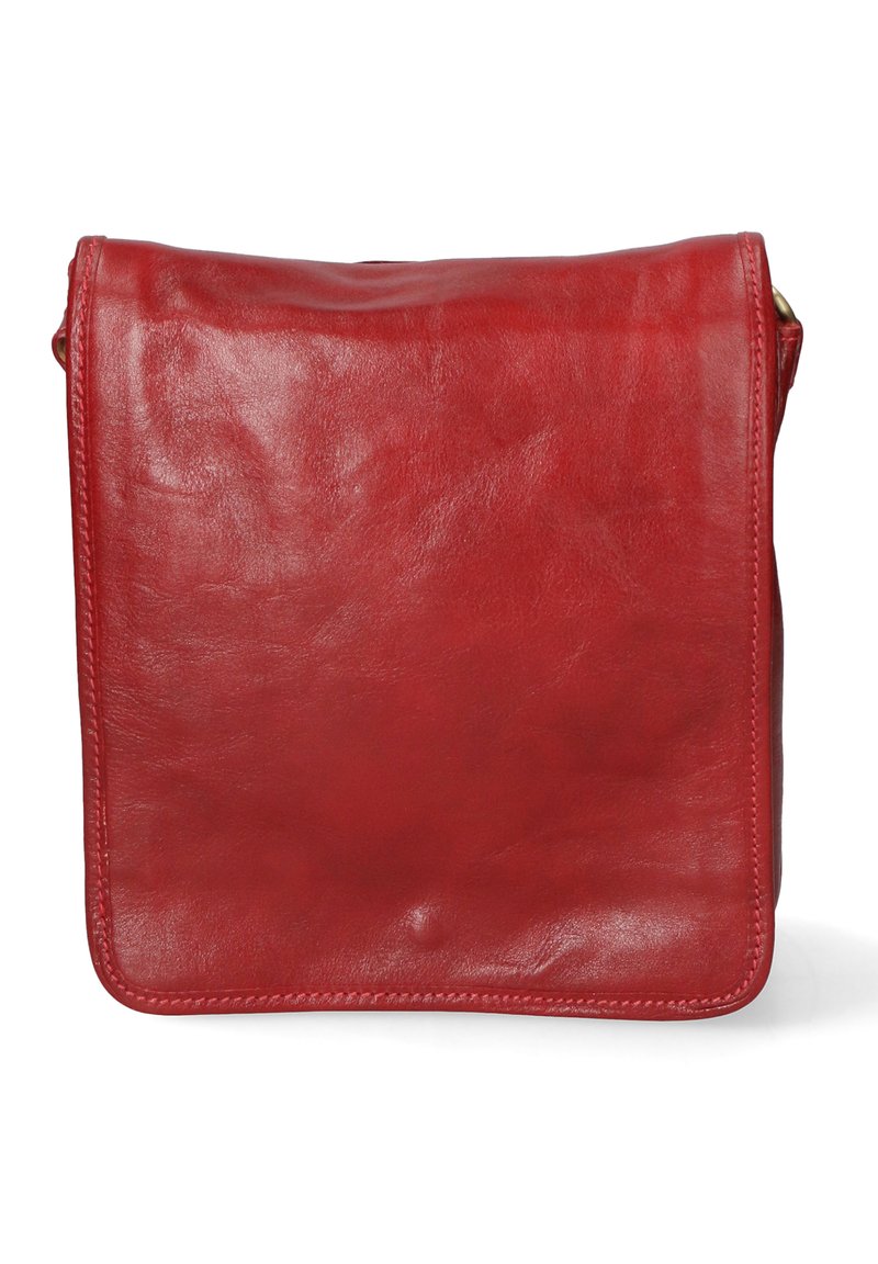 Rød læder crossbody-taske med en glat tekstur og rektangulær form. Har en fold-over klap og forstærkede stikninger langs kanterne.