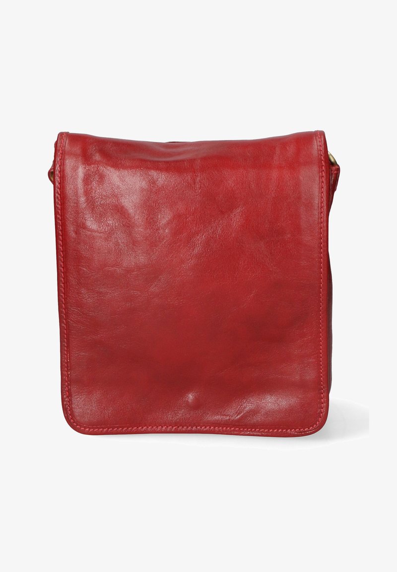 Rød læder crossbody-taske med en glat tekstur og rektangulær form. Har en fold-over klap og forstærkede stikninger langs kanterne.