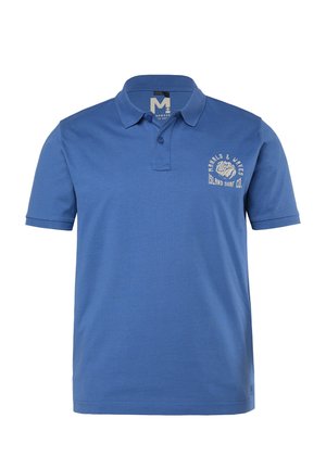 Niebieska koszulka polo z krótkim rękawem, kołnierzykiem, dwoma guzikami oraz białym logo tekstowym "Island Surf Co." na lewej piersi.