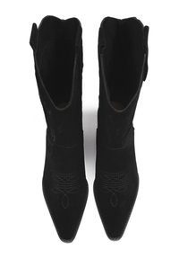 Černé semišové kotníkové boty s špičatou špičkou, se složitými švy a otevřenou špičkou pro snadné nazouvání.
