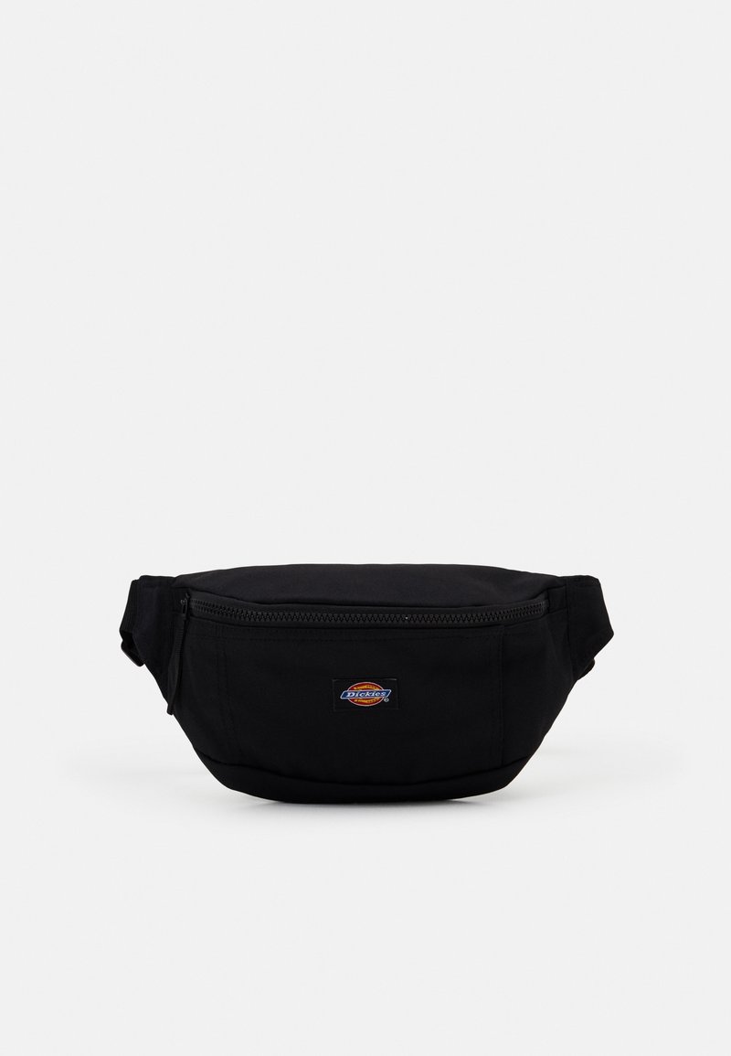 Schwarze Stoff-Gürteltasche mit einem Reißverschluss, ausgestattet mit einem bunten Logopatch auf der Vorderseite und seitlichen Riemen zur verstellbaren Trageweise.
