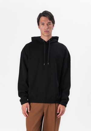 Zwarte hoodie van zachte stof, voorzien van een trekkoord bij de capuchon, geribbelde manchetten en een relaxte pasvorm met een elastische tailleband.