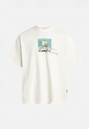 Hvid bomulds-T-shirt med korte ærmer, med et rektangulært billede af en basketballkurv og teksten "Spiller vi?"