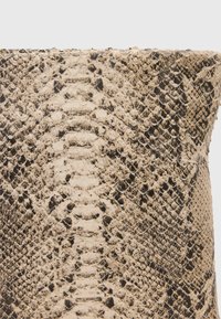 Python-musterter Stoff in Cremetönen und Schwarz, mit einer glatten, strukturierten Oberfläche und definierten Schuppen. Rechteckige Form mit einem sauberen Rand.