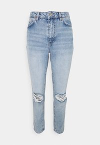 Jeans de mezclilla azul claro de cintura alta, con roturas desgastadas en las rodillas, cinco bolsillos y una cremallera con un cierre de botón.