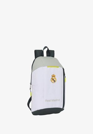Biały plecak z szarymi akcentami, z logo Real Madryt, żółtym zapięciem i regulowanymi paskami. Pionowy design o gładkiej fakturze.