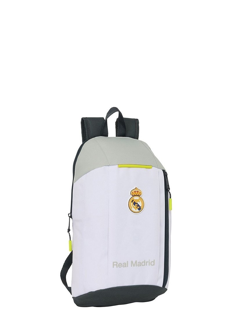 Zaino bianco con dettagli grigi, caratterizzato da un logo del Real Madrid, un tirazip giallo e spallacci regolabili. Design verticale con una texture liscia.