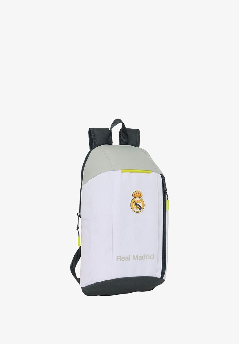 Biały plecak z szarymi akcentami, z logo Real Madryt, żółtym zapięciem i regulowanymi paskami. Pionowy design o gładkiej fakturze.